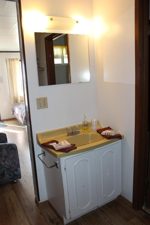 Raval Paradise Motel And Rv Park Youngstown Экстерьер фото