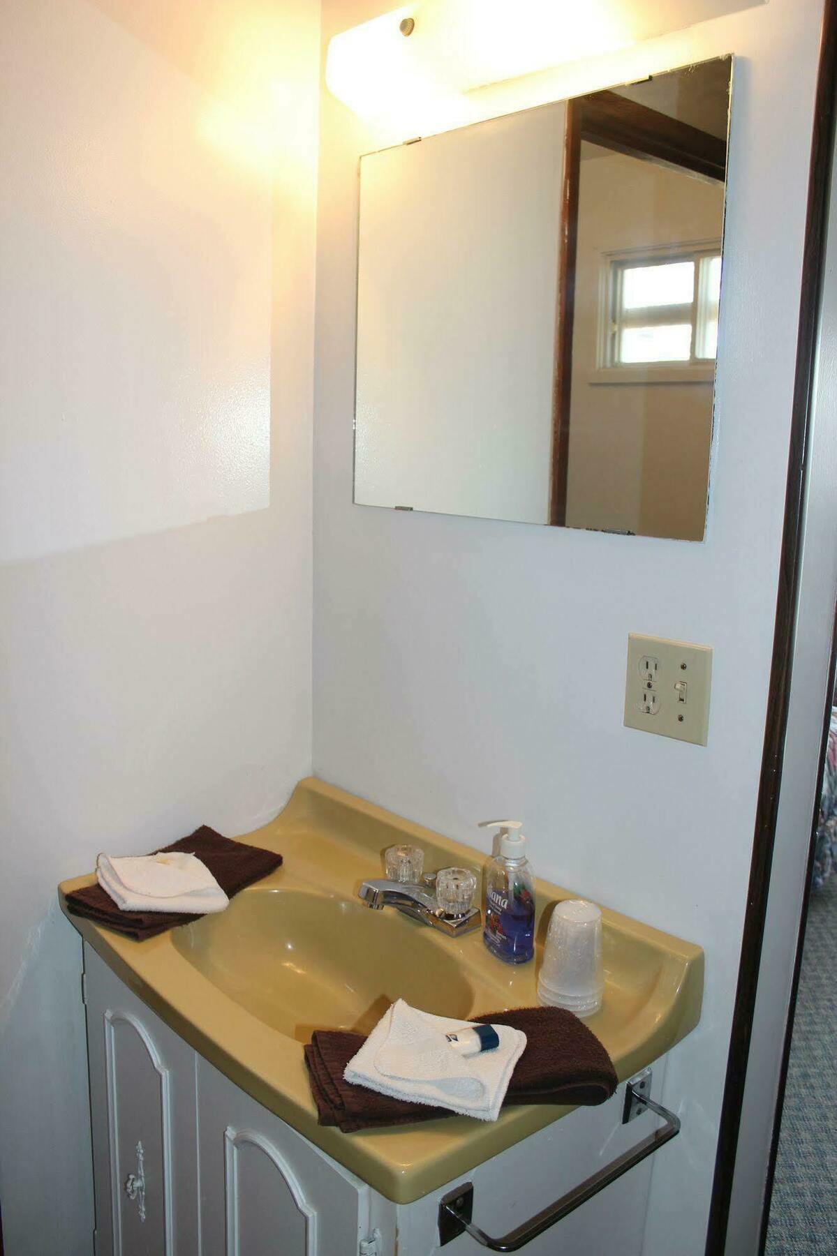 Raval Paradise Motel And Rv Park Youngstown Экстерьер фото