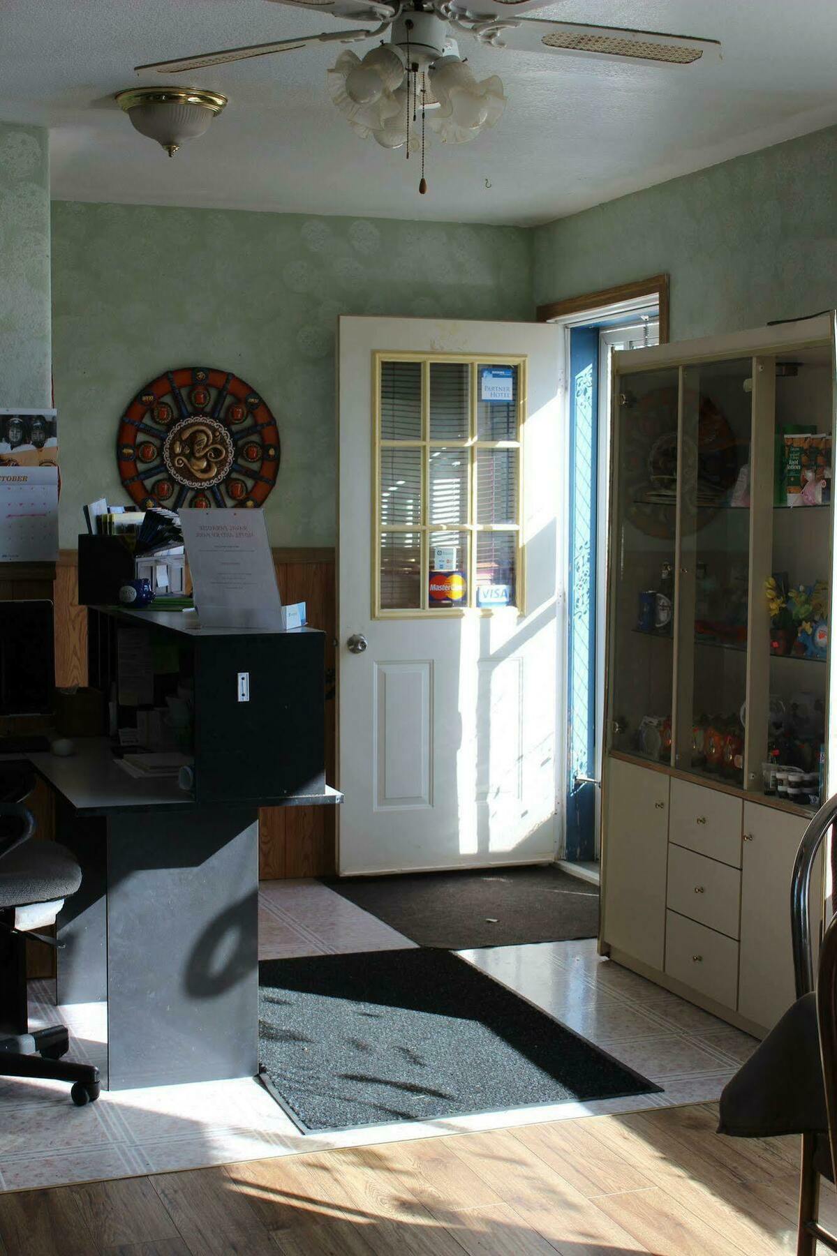 Raval Paradise Motel And Rv Park Youngstown Экстерьер фото